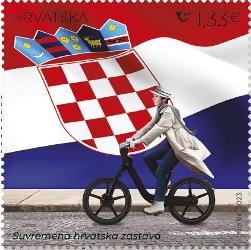 HRVATSKE ZASTAVE, djevojka na električnom biciklu sa suvremenom hrvatskom zastavom u pozadini
